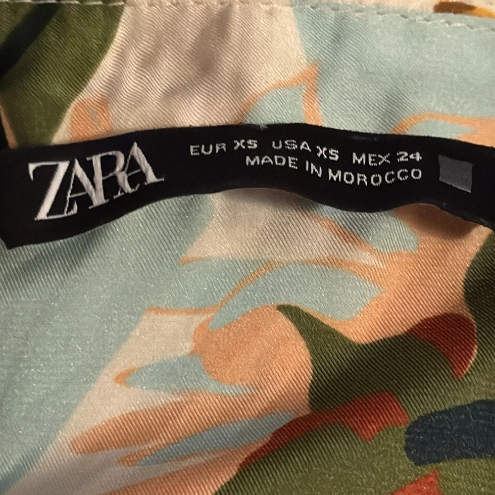 ZARA Satin‎ floral print buttoned down woman’s shirt blouse Sz XS